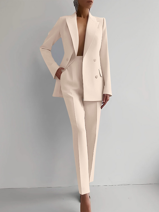 Eleganter cremefarbener Damenanzug, bestehend aus Blazer und Hose, ideal für Business-Mode und formelle Anlässe. Stilvolle Damenbekleidung.