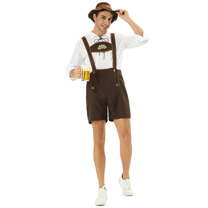 Bestickter Brustlatz an einer kurzen Herren-Trachtenlederhose