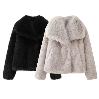 Zwei Kunstpelzjacken, eine schwarz und eine grau, mit weichem, flauschigem Material. Modische Damenjacken für Herbst und Winter.