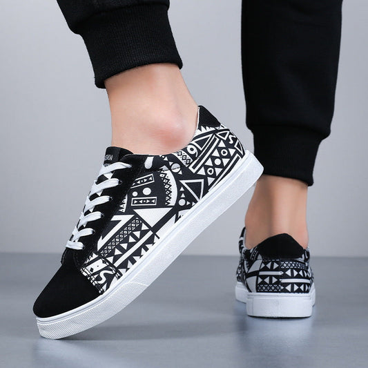 Schwarze Sneaker mit weißem geometrischem Muster, getragen von Person in schwarzer Hose. Modische Turnschuhe, Streetwear, trendige Schuhe.