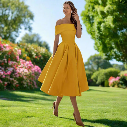 Frau im eleganten gelben Kleid im Garten, umgeben von blühenden Blumen und grünen Bäumen, sonniger Tag, Mode, Sommerkleid, Natur.