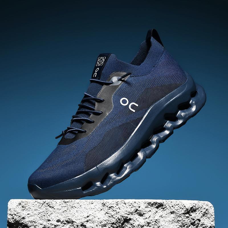 Blauer Laufschuh mit innovativer Sohle, schwebend auf grauem Stein, vor blauem Hintergrund. Ideal für Sport, Fitness und Outdoor-Aktivitäten.