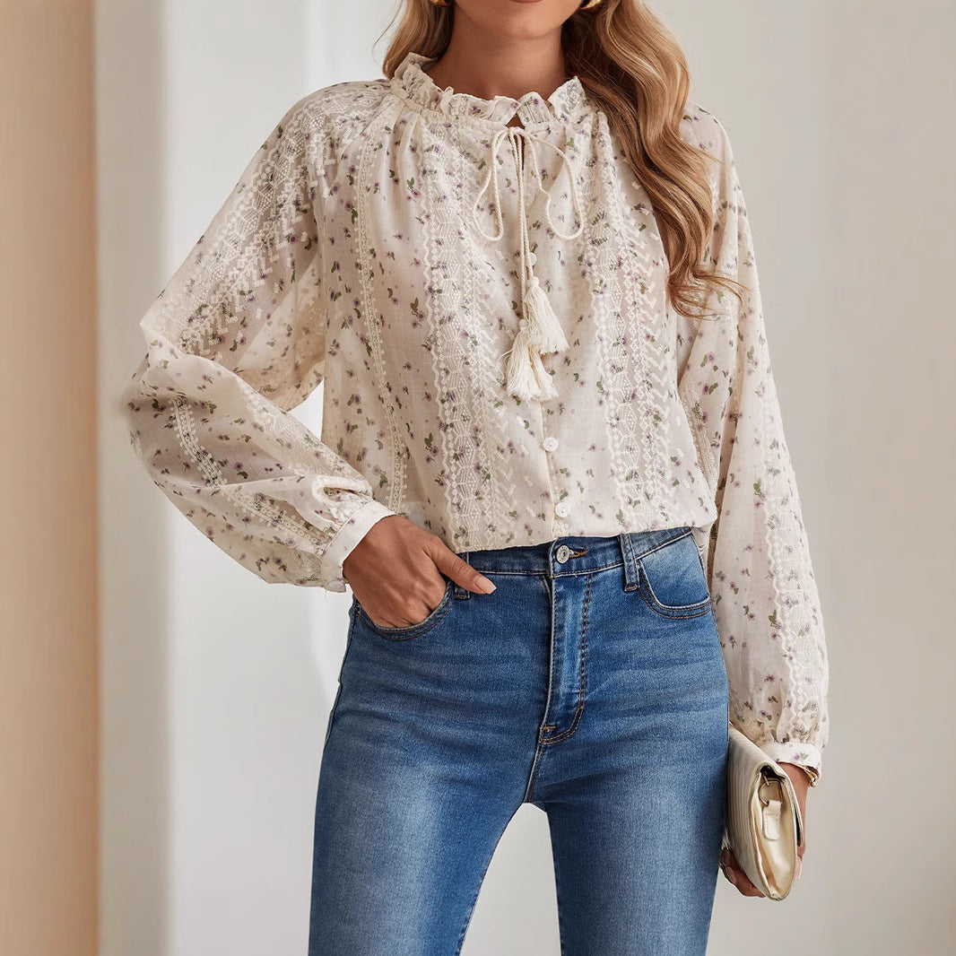 Frau in geblümter Bluse mit Rüschen und blauen Jeans, hält eine goldene Clutch. Modetrend, Damenmode, lässiger Look.
