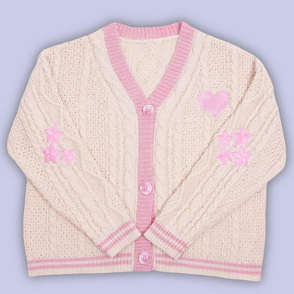 Rückansicht des Damen-Cardigans mit dekorativem Zopfmuster