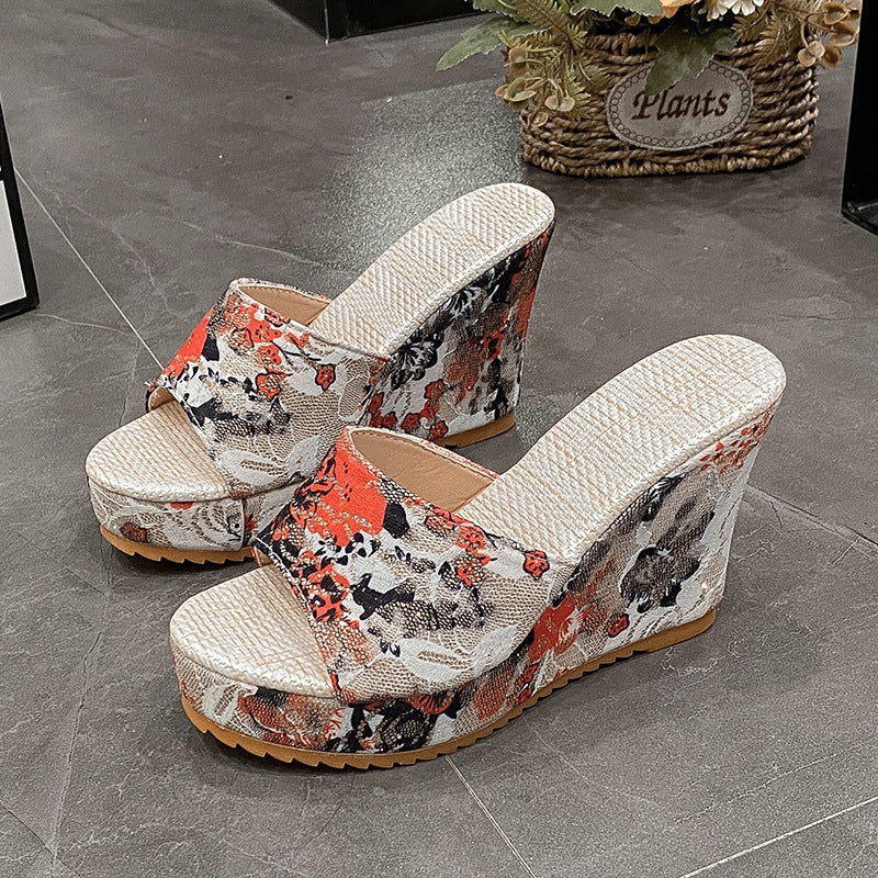 Damen Keilsandalen mit floralem Muster, Plateauabsatz, rutschfeste Sohle, modisch, bequem, ideal für Sommermode und Freizeitkleidung.