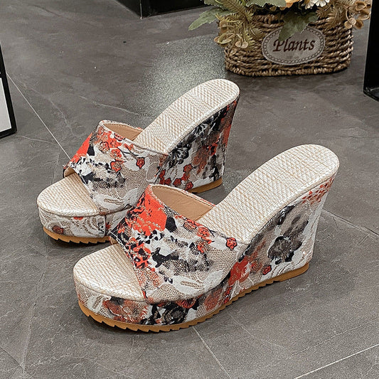 Damen Keilsandalen mit floralem Muster, Plateauabsatz, rutschfeste Sohle, modisch, bequem, ideal für Sommermode und Freizeitkleidung.