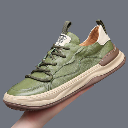 Grüner Ledersneaker mit beiger Sohle, modernem Design und Logo auf der Zunge, ideal für Herrenmode und Freizeitkleidung.