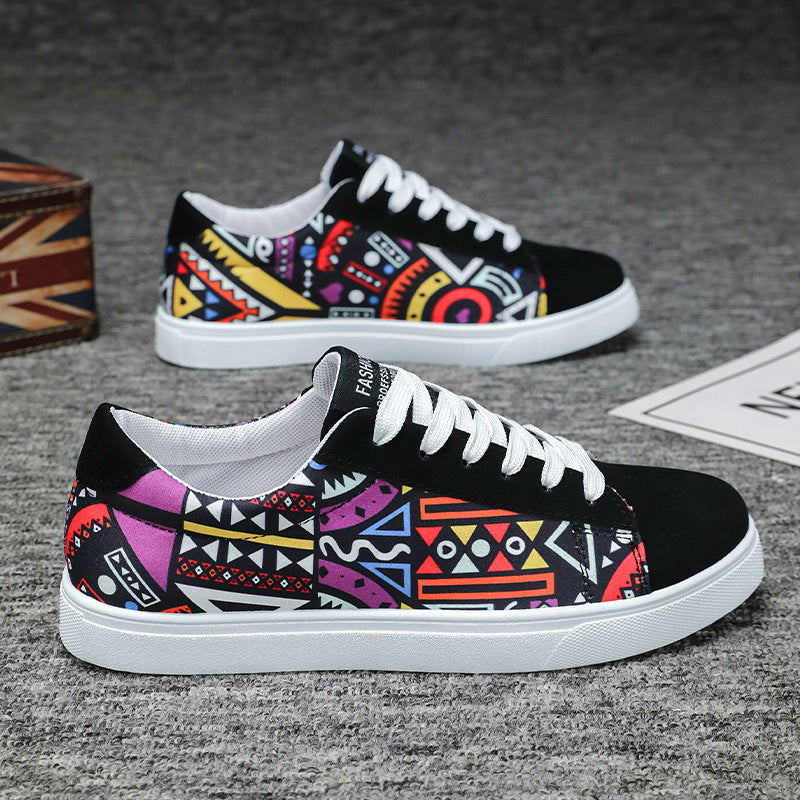 Bunte Sneaker mit geometrischem Muster, schwarzer Spitze und weißer Sohle auf grauem Hintergrund. Modische Freizeitschuhe für Herren.