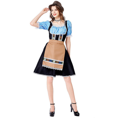 Bestickte Schürze als Detail des festlichen Damen-Dirndl-Kostüms