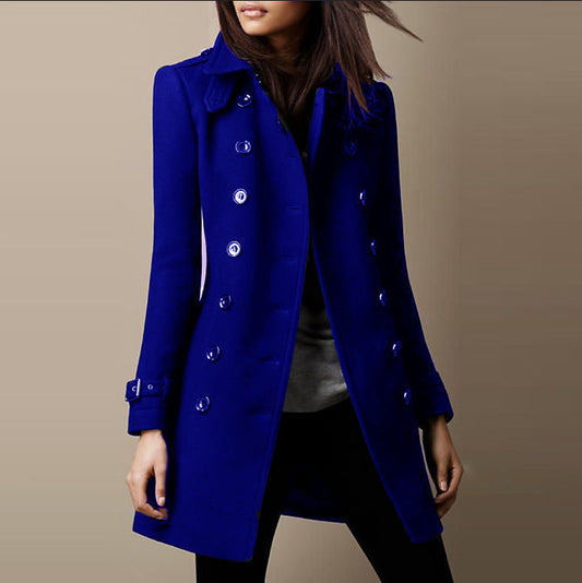 Frau trägt eleganten blauen Mantel mit doppelter Knopfleiste, modisches Design, Herbstmode, stilvolle Damenbekleidung, trendiger Look.
