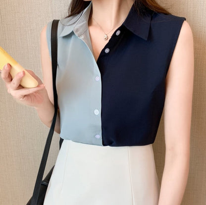 Frau in ärmelloser zweifarbiger Bluse, links hellblau, rechts dunkelblau, hält ein gelbes Smartphone. Elegante Mode, modernes Design.