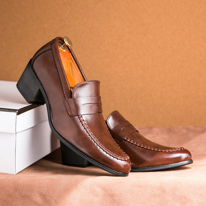 Braune Herren-Lederloafer mit Absatz auf weißer Box, elegantes Design, hochwertige Verarbeitung, ideal für formelle Anlässe und Business-Outfits.