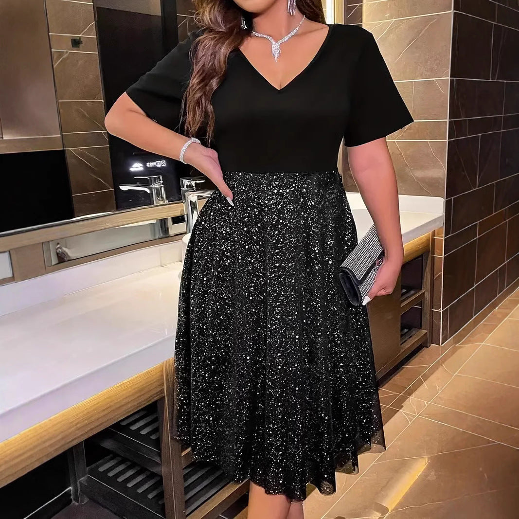 Frau in elegantem schwarzen Glitzerkleid im Badezimmer, hält eine Clutch. Perfekt für Abendveranstaltungen, Mode, Glamour, Stil.