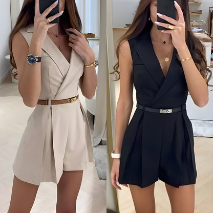Frau in beigem und schwarzem ärmellosen Blazer-Kleid, Spiegel-Selfie, elegantes Design, modische Accessoires, moderne Damenmode, stilvoller Look.