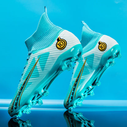 Hellblaue Fußballschuhe mit Stollen, seitlich dargestellt auf blauem Hintergrund. Moderne Sportschuhe, ideal für Rasenplätze.