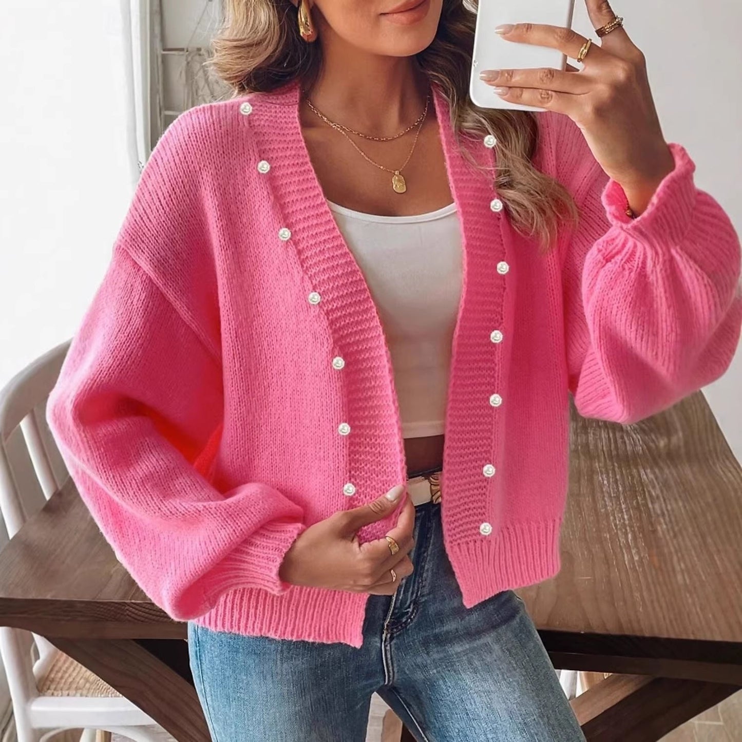 Nahaufnahme der Perlenknöpfe am Damen-Strickcardigan