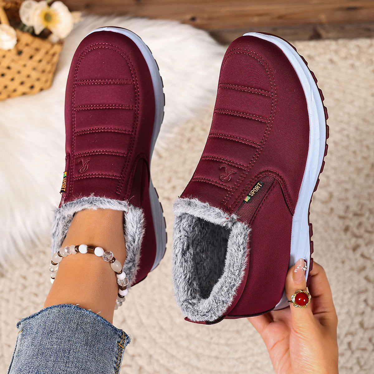 Winter-Sneaker für Damen aus mehreren Perspektiven dargestellt