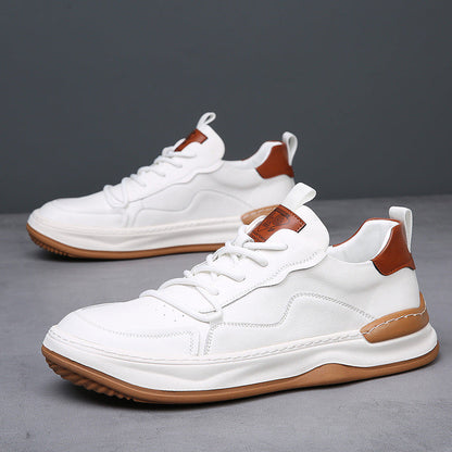 Weiße Sneaker mit braunen Akzenten, rutschfeste Gummisohle, modernes Design, ideal für Herrenmode, Freizeitkleidung, bequeme Straßenschuhe.