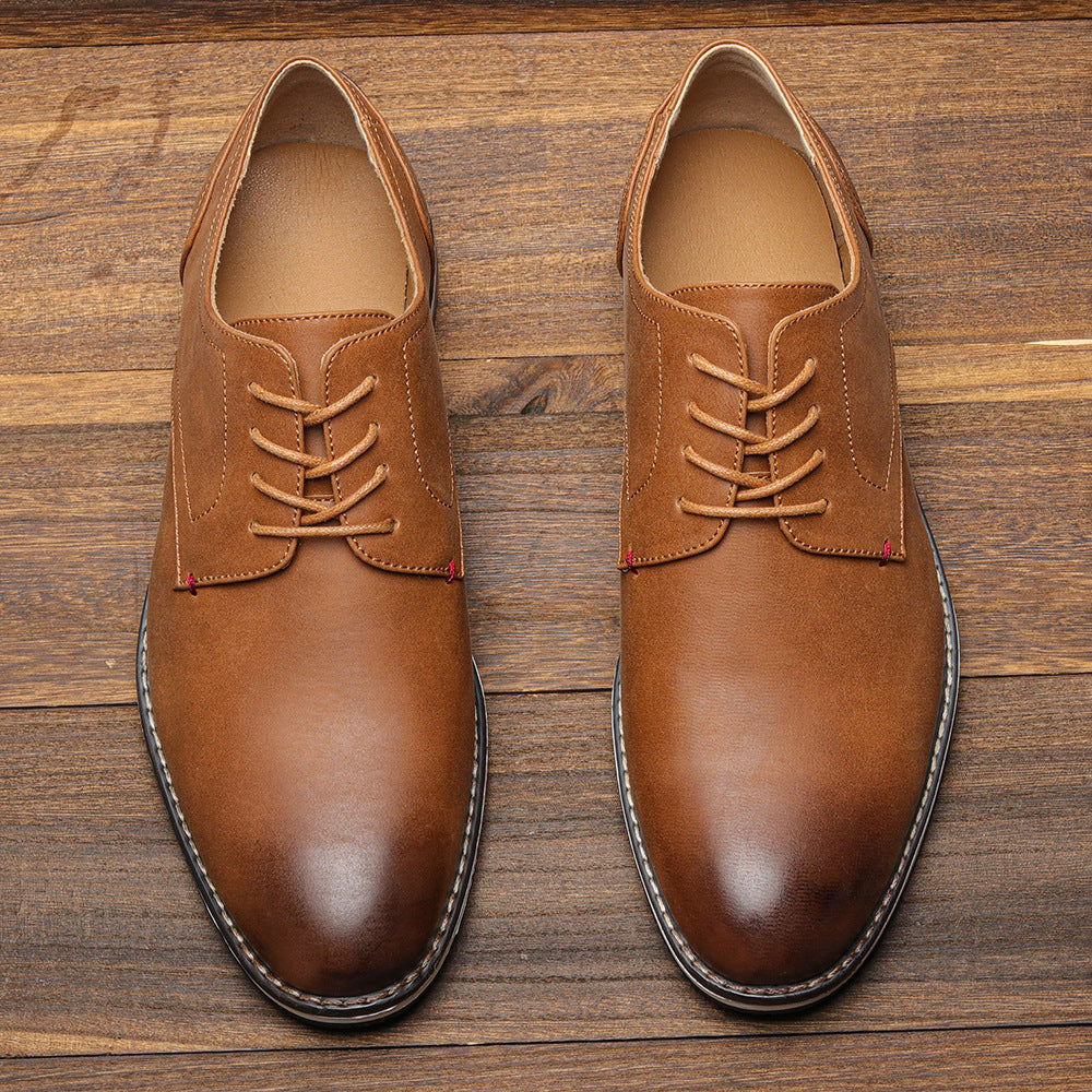 Braune Lederschuhe auf Holzboden, elegante Herrenschuhe, Schnürschuhe, klassische Mode, hochwertige Materialien, stilvolle Fußbekleidung.