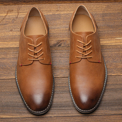 Braune Lederschuhe auf Holzboden, elegante Herrenschuhe, Schnürschuhe, klassische Mode, hochwertige Materialien, stilvolle Fußbekleidung.