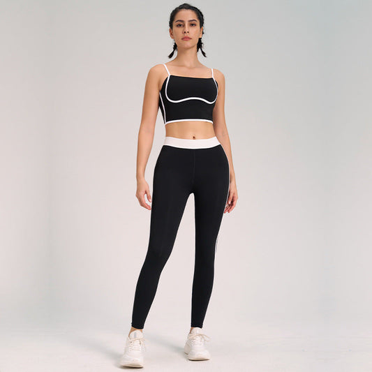 Frau in schwarzem Sport-BH und Leggings, Fitnessmode, athletische Kleidung, Studioaufnahme, Sportbekleidung für Damen, moderne Trainingsoutfits.