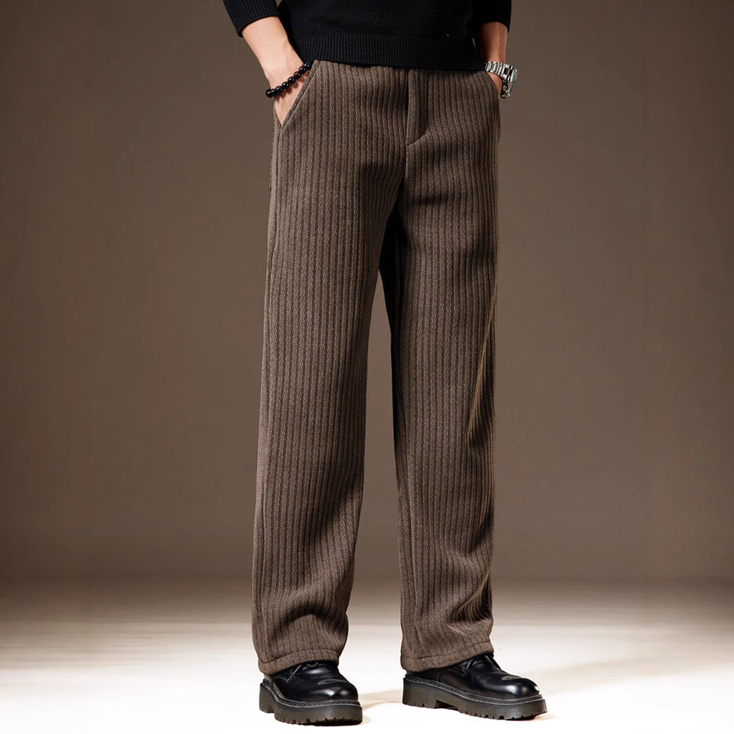 Braune, gerippte Herren-Hose aus Wolle, kombiniert mit schwarzen Lederschuhen. Modischer, eleganter Look für Herbst- und Wintermode.