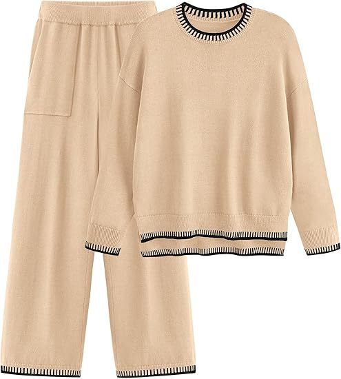 Beiges Damen-Strickset mit Pullover und Hose, schwarz-weiß gestreifte Bündchen, gemütliche Lounge-Mode, ideal für Herbst und Winter.