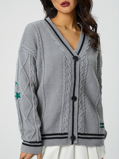 Detailansicht der kontrastierenden Strickkanten am Cardigan