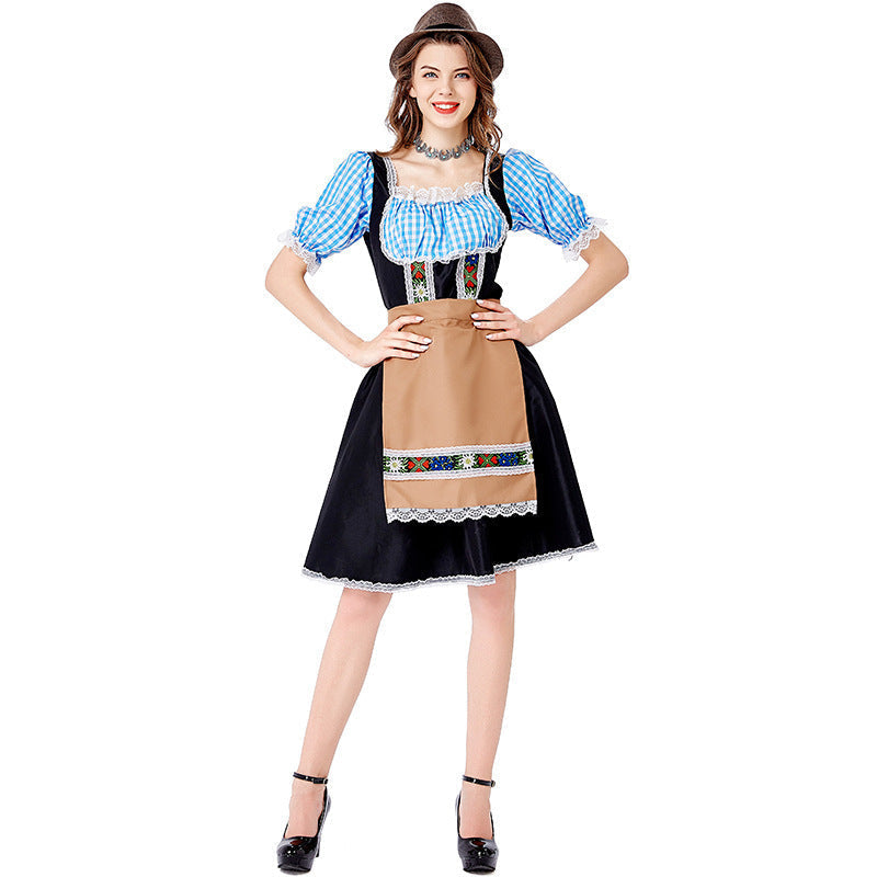 Vorderansicht des Damen-Dirndls mit Carmenbluse und dekorativer Schürze