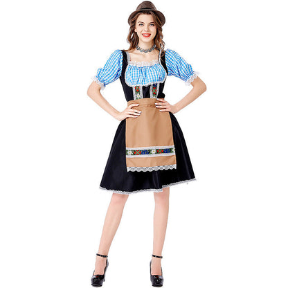 Vorderansicht des Damen-Dirndls mit Carmenbluse und dekorativer Schürze