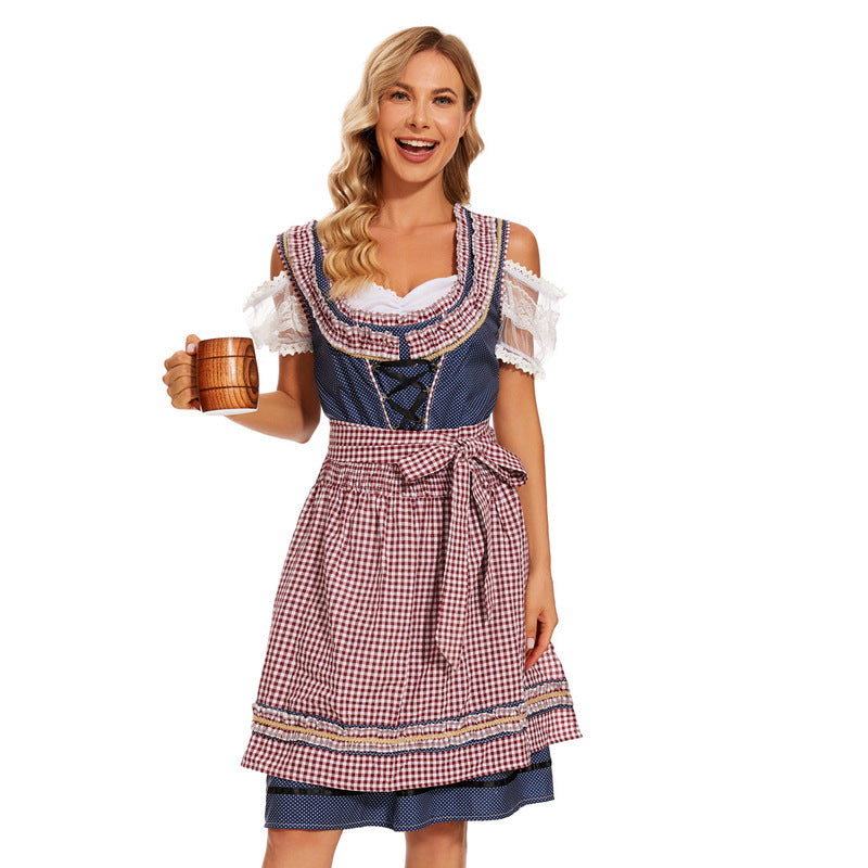 Schnürung am Mieder des Damen-Dirndlkleids im Detail