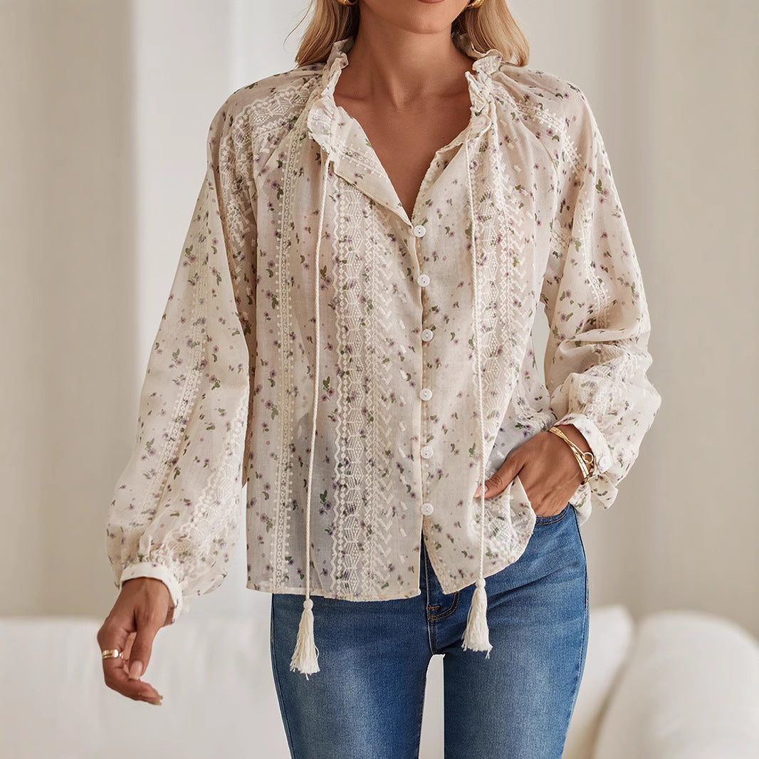 Damenbluse mit Blumenmuster, Spitzenakzenten und Kordelzug, kombiniert mit blauen Jeans. Modetrend, lässiger Stil, elegante Damenmode.