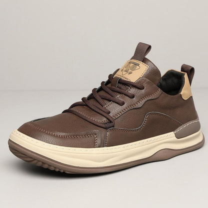 Brauner Ledersneaker mit beiger Sohle, sportliches Design, Schnürsenkel, ideal für Herrenmode, Freizeitlook, bequeme Passform, trendiger Schuh.