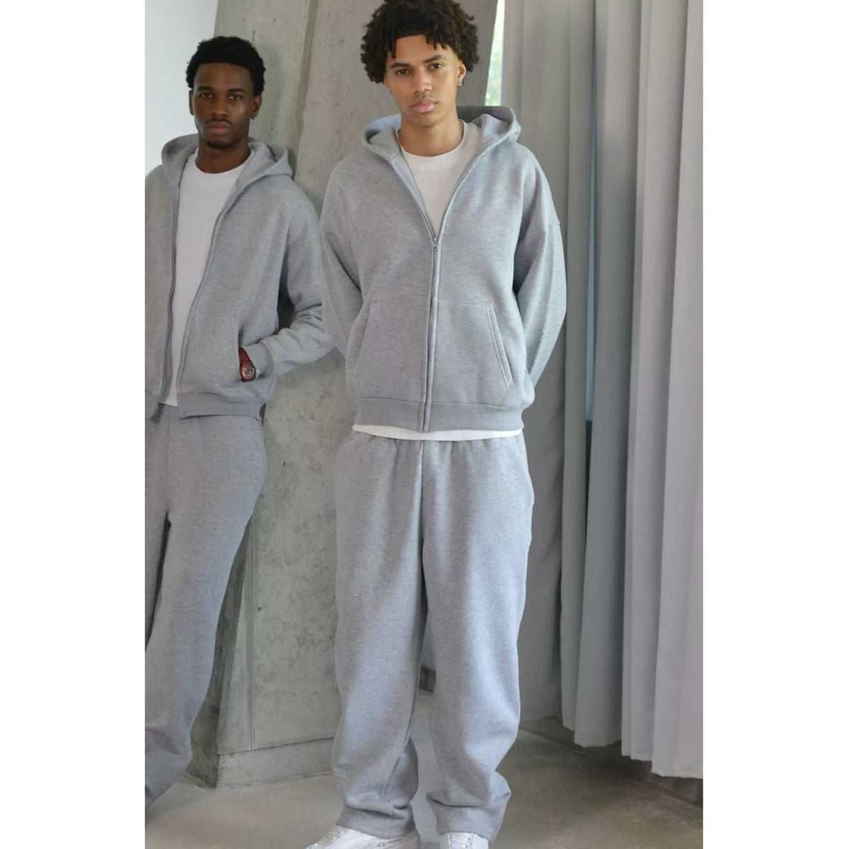 Seitliche Ansicht des lässigen zweiteiligen Herren Sets