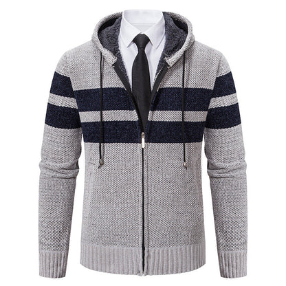 Herren-Strickjacke mit Kapuze und kuscheligem Teddyfutter in der Gesamtansicht