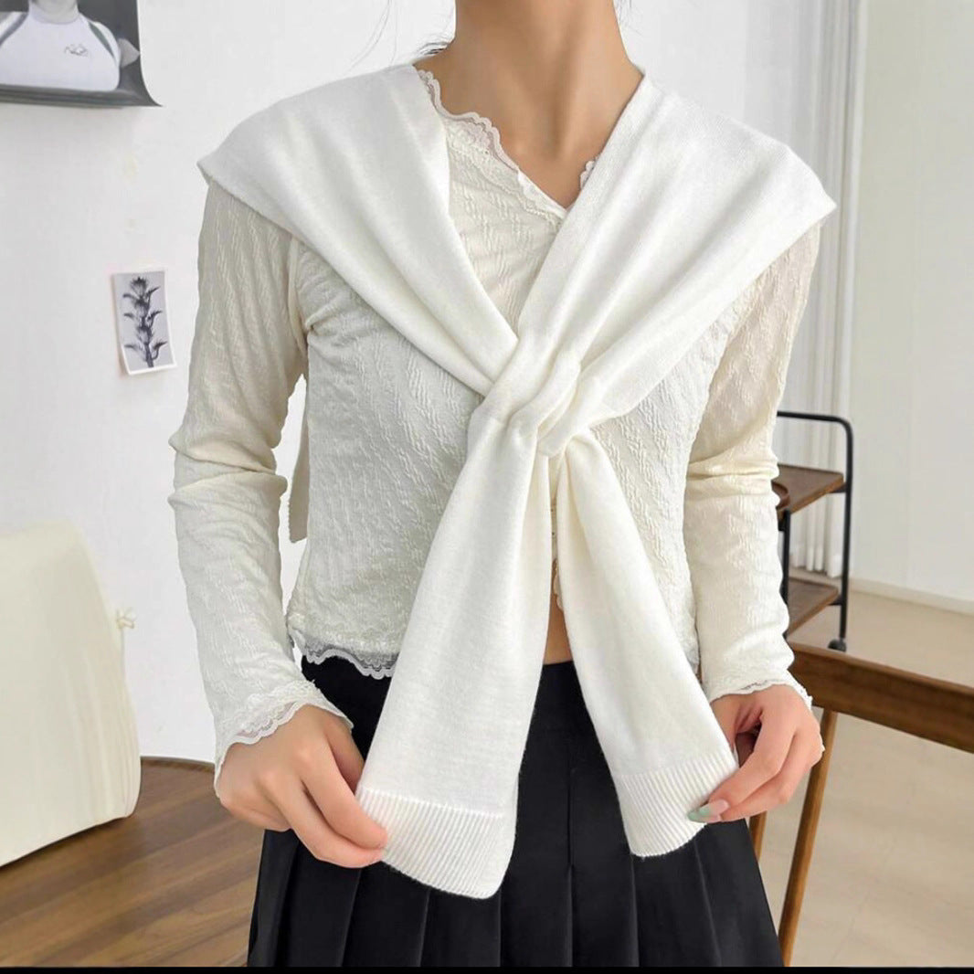 Damen-Strickschal mit dekorativem Knotendetail, stilvoll um den Hals getragen