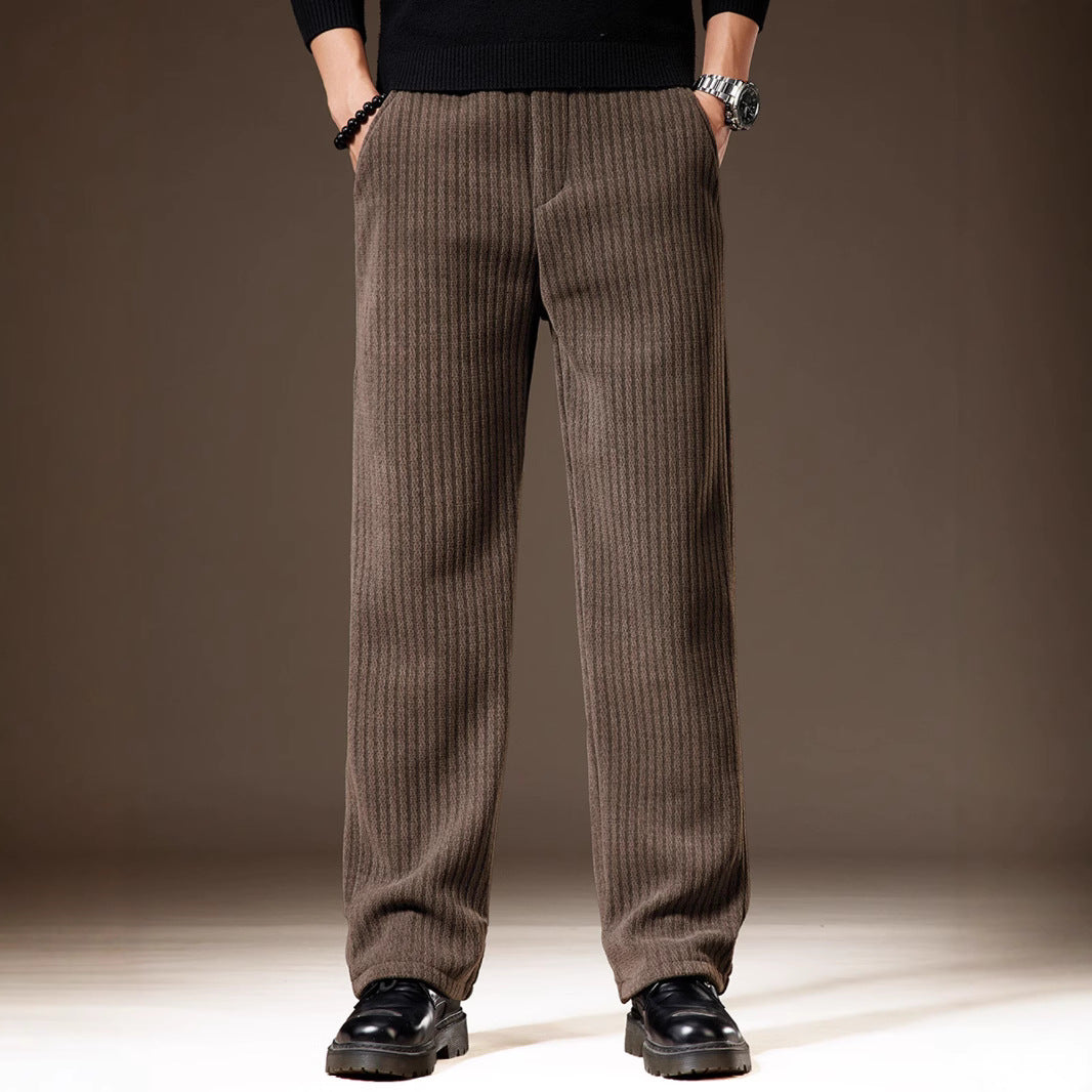 Braune Cordhose für Herren, gerade geschnitten, mit Taschen. Modische Herrenhose, ideal für Herbst und Winter. Eleganter, lässiger Stil.