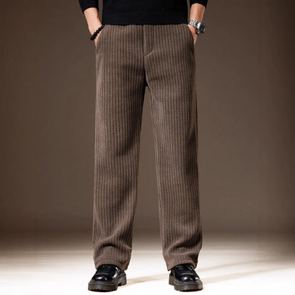 Braune Cordhose für Herren, gerade geschnitten, mit Taschen. Modische Herrenhose, ideal für Herbst und Winter. Eleganter, lässiger Stil.
