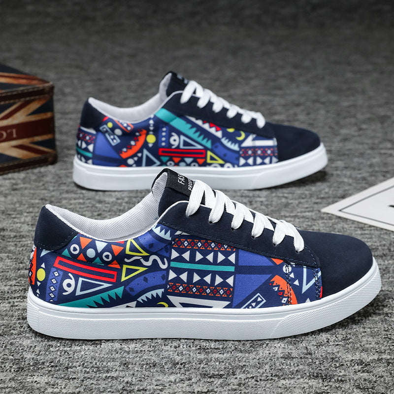 Bunte Sneaker mit geometrischem Muster, weißer Sohle und blauen Akzenten auf grauem Hintergrund. Modische Freizeitschuhe für Herren.