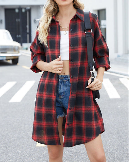 Frau in rotem kariertem Hemdkleid, weißem Top und Jeansshorts auf Straße. Modetrend, lässiger Stil, urbane Mode.