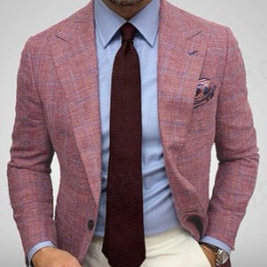 Mann in rosa kariertem Sakko, hellblauem Hemd und dunkelroter Krawatte. Elegante Herrenmode, stilvoller Business-Look, modisches Outfit.