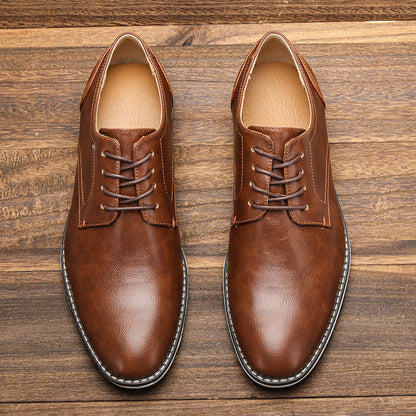 Braune Herrenschuhe aus Leder auf Holzboden, elegante Schnürschuhe, klassische Business-Schuhe, stilvolle Herrenmode, hochwertige Verarbeitung.