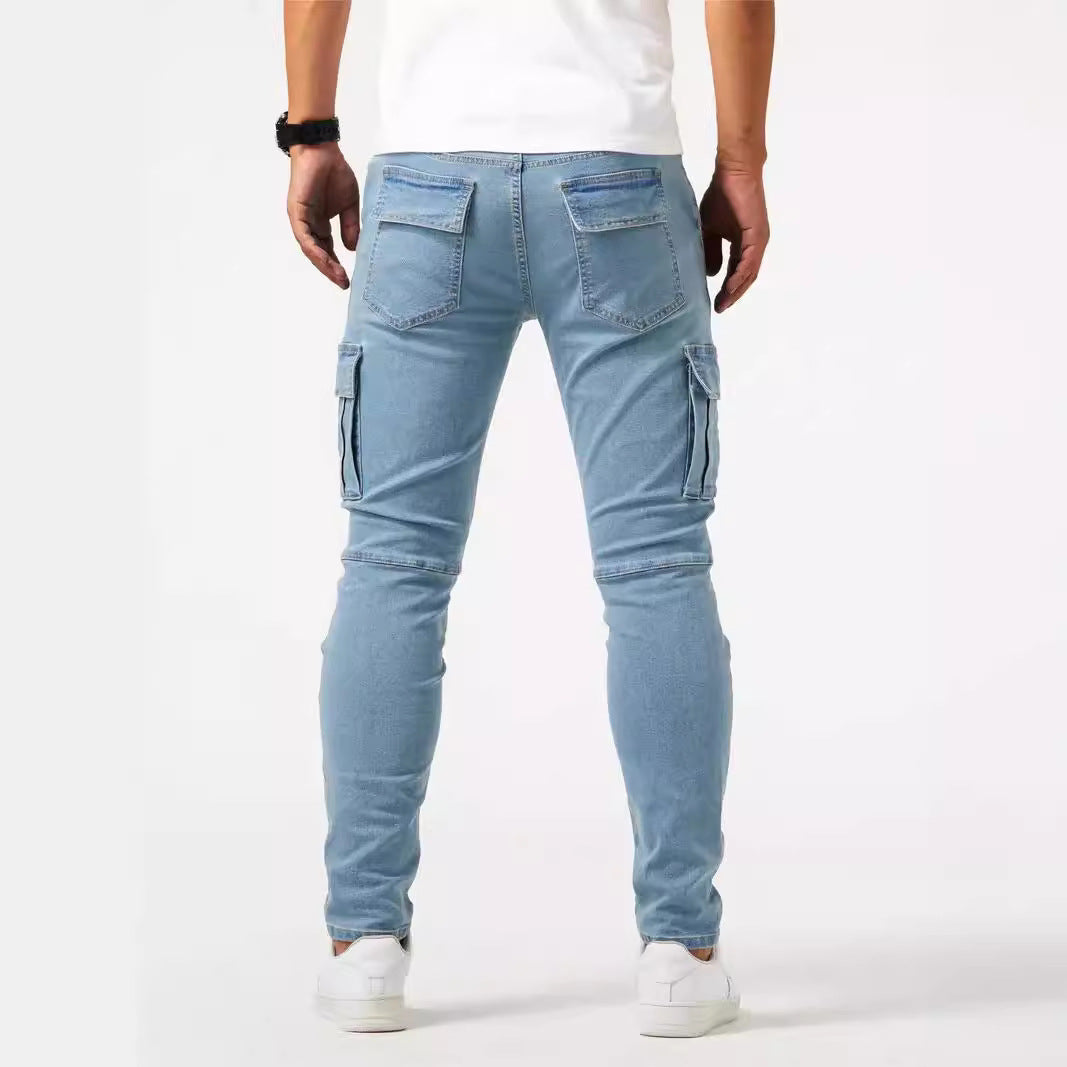 Mann in hellblauer Cargo-Jeans, Rückansicht, mit Taschen und weißem T-Shirt. Modetrend, Herrenbekleidung, lässiger Stil.