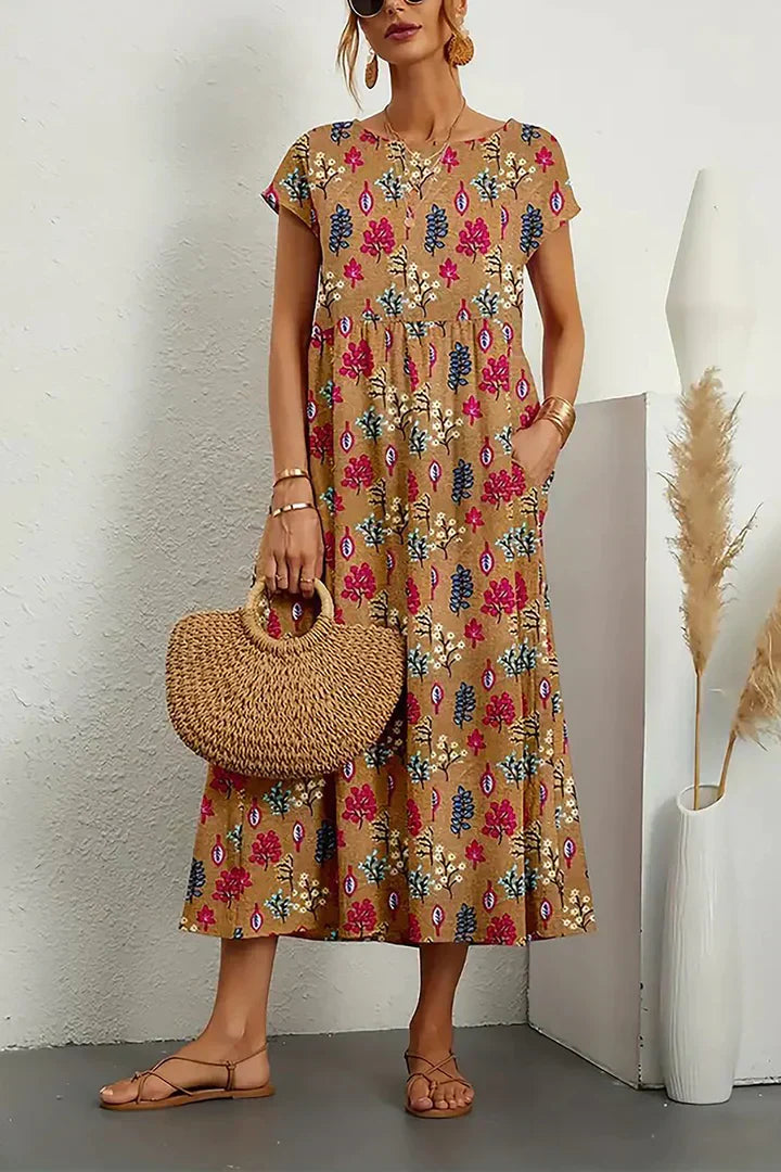 Frau in geblümtem Maxikleid mit Strohtasche, Sandalen und Schmuck. Sommermode, Boho-Stil, lässiges Outfit. Perfekt für warme Tage.