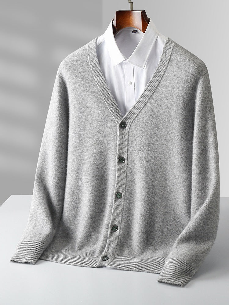 Grauer Herren-Cardigan aus Kaschmir mit V-Ausschnitt, Knopfleiste und weißem Hemd. Elegante, warme Strickmode für Herbst und Winter.