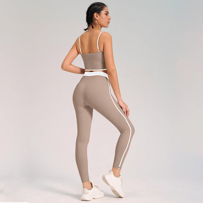 Frau in beige Sportbekleidung, bestehend aus Leggings und Top, von hinten. Fitnessmode, athletische Kleidung, Sportoutfit, Studiohintergrund.