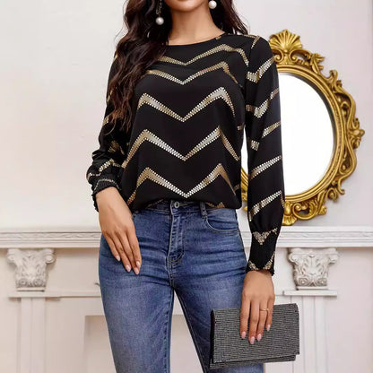 Frau in schwarzer Bluse mit goldenen Zickzack-Mustern, blauen Jeans, hält glitzernde Clutch. Elegante Mode, stilvolles Outfit, modische Kleidung.