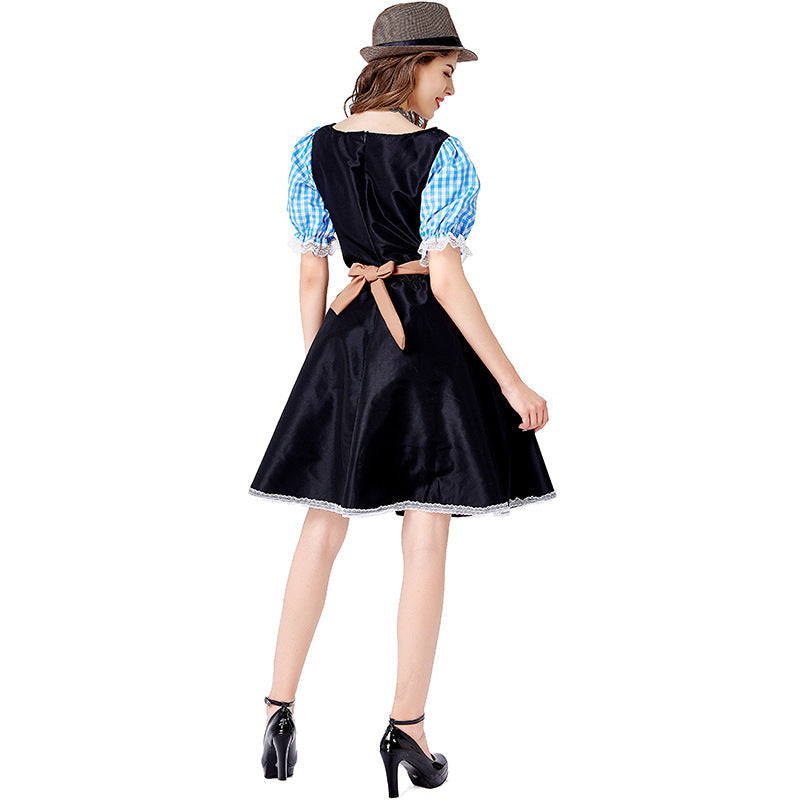 Carmenbluse des Damen-Dirndls mit traditionellem Ausschnitt