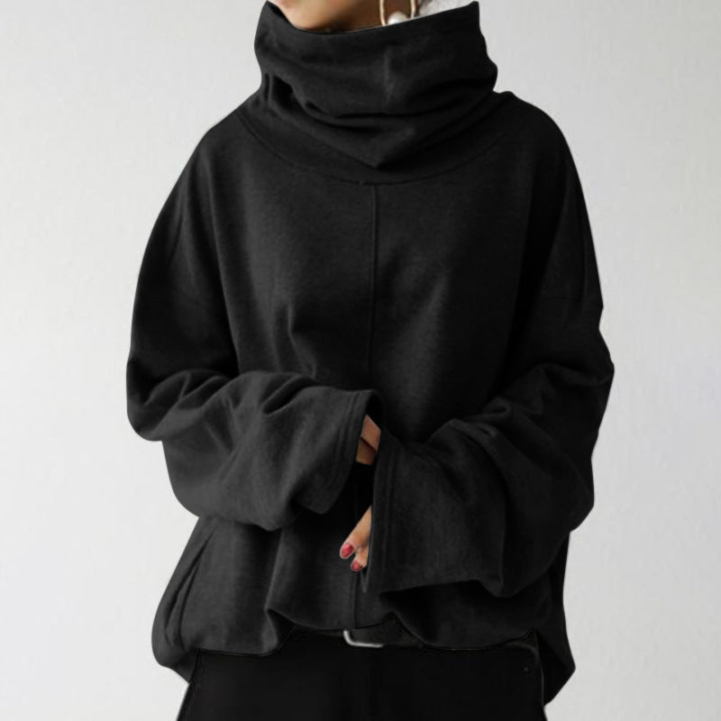 Schwarzer Oversize-Pullover mit hohem Kragen und langen Ärmeln, modisch und bequem, ideal für Herbst- und Winteroutfits.