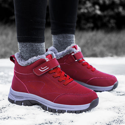 Rote Winterstiefel mit Fellfutter auf Schnee, getragen von Person in schwarzen Leggings. Outdoor-Schuhe, warm, rutschfest, ideal für kaltes Wetter.
